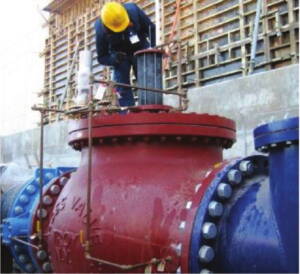 técnico mantenimiento válvula hidráulica